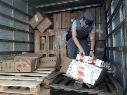 Produtos estavam em caminh�o que foi abordado na SP-270 (Foto: Pol�cia Rodovi�ria/Cedida)