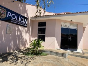 Homem descumpre medida protetiva, ofende mulher com xingamentos e acaba preso, em Presidente Epit�cio