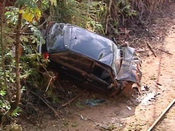 Carro despenca 15 metros na Assis Chateaubriand