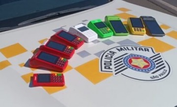 Dupla � detida com m�quinas de cart�es na regi�o