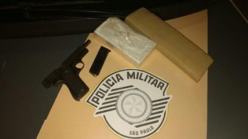 Drogas, muni��o e arma s�o apreendidas dentro de carro dubl� em Presidente Epit�cio