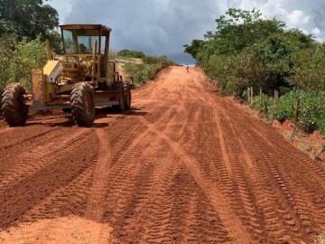 VDEO: Prefeitura realiza servio de manuteno em encostas de estradas com retirada de mato alto