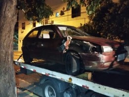 Motorista bate carro furtado em poste de iluminação pública ao tentar escapar de abordagem policial em Presidente Prudente
