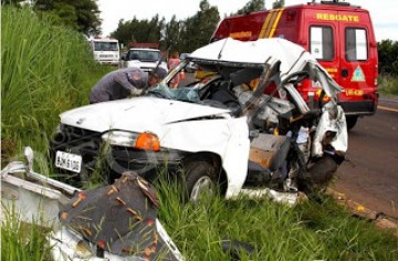 Morador de Junqueir�polis morre em acidente com carreta na Ribeiro de Barros