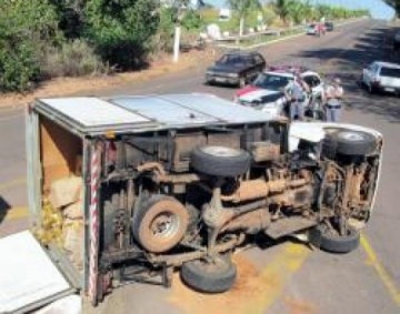 Caminh�o tomba no trevo de Fl�rida Paulista