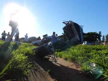 Gr�vida morre em acidente envolvendo caminh�o e 2 carros na Raposo