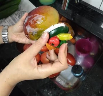 Saiba como higienizar frutas e hortali�as e se � poss�vel remover agrot�xicos dos alimentos