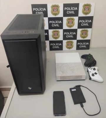 Pol�cia prende suspeito de armazenar pornografia infantil em Quintana