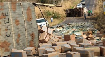 V�DEO: Acidente entre caminh�es deixa tr�s feridos e interdita pista da vicinal entre Tup� e Bastos