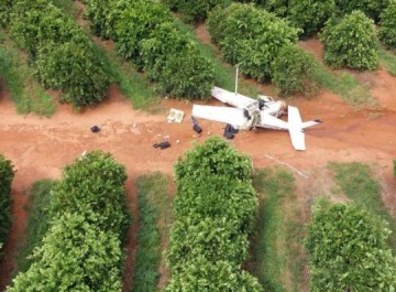 Avi�o interceptado pelas for�as policiais parte ao meio e coca�na � localizada