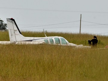 Avio com duas pessoas cai durante pouso no aeroporto de Penpolis