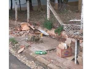 Moradora do Jardim Paraso reclama de lixo espalhado na regio da Escola Alice Bernardes