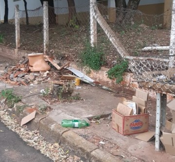 Moradora do Jardim Paraso reclama de lixo espalhado na regio da Escola Alice Bernardes