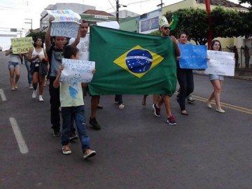 Poucas pessoas: moradores de Luclia fazem protesto