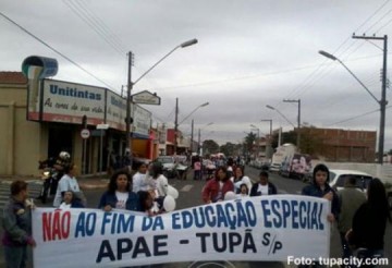 Apae de Tup realiza protesto contra fim da Educao Especial