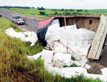 Semirreboque carregado com celulose tomba no trevo de Fl�rida Paulista