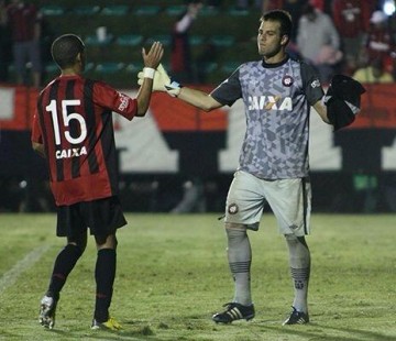 Goleiro osvaldocruzense estreia entre os titulares no Atltico-PR