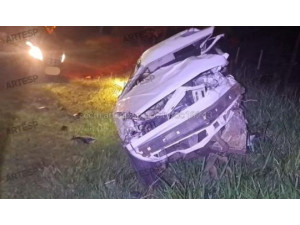 Duas pessoas morrem e outra sofre ferimentos graves ap�s acidente entre caminhonete e carro em Piquerobi