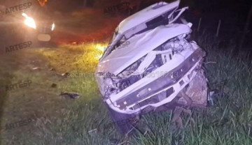 Duas pessoas morrem e outra sofre ferimentos graves ap�s acidente entre caminhonete e carro em Piquerobi