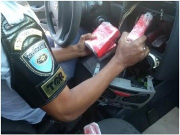 Fiscaliza��o encontra mais de 100 tabletes de maconha escondidos em ve�culo em Presidente Venceslau