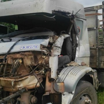 Dois caminh�es batem na rodovia vicinal que liga Tup� e Quat� na �ltima sexta-feira, 14