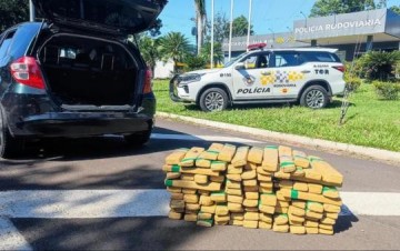 Dupla � presa ao ser flagrada com 105 tijolos de maconha dentro de carro em rodovia de Guararapes