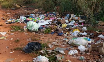 Moradores reclamam de lixo na estrada atr�s do pres�dio