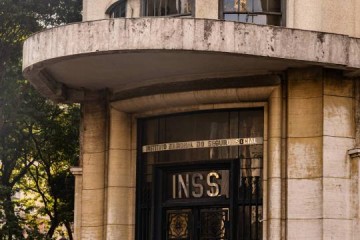 INSS come�a a enviar WhatsApp para 1 milh�o de aposentados que ainda podem pedir devolu��o