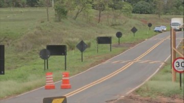 Ponte do Rio Iacri � interditada ap�s chuvas em Hercul�ndia
