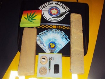 Rapaz � preso com �kit maconha� em �nibus de linha
