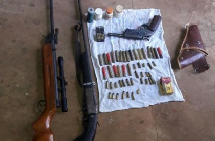 Armas e munies foram localizadas em uma residncia em Luclia (Foto: Polcia Militar/Cedida)