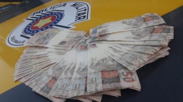 Homem � preso pela Pol�cia Rodovi�ria transportando dinheiro falso