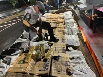 Opera��o policial apreende 2,5 toneladas de maconha escondidas em carga de f�cula de mandioca