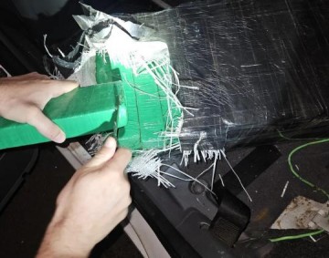 Fiscaliza��o encontra carro abandonado com 24 tabletes de maconha na Rodovia Rodolfo Ribeiro de Castro, em Nantes