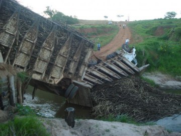 Caminh�o de cana derruba ponte em Mari�polis