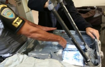 Colombiano � preso em flagrante com coca�na escondida em fundos falsos de bagagens