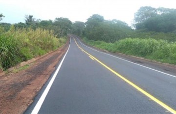 Estepe de micro-�nibus da Prefeitura de Osvaldo Cruz escapa e carro passa por cima