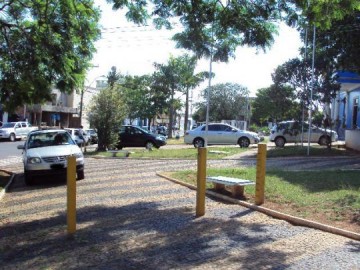 E a pra�a continua ocupada....por carros!