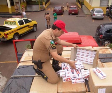 Polcia apreende cerca de 100 mil maos de cigarros contrabandeados