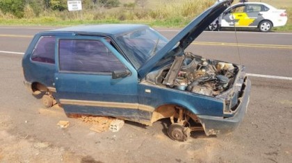 Carro estava abandonado em rodovia, em �lvares Machado (Foto: Cedida/Pol�cia Militar Rodovi�ria)