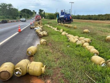Estouro de pneu de caminh�o espalha carga de 220 botij�es de g�s em estrada vicinal, em Salmour�o