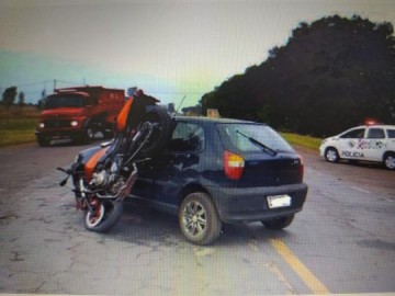 Colis�o na SP-457 deixa moto "pendurada" em carro