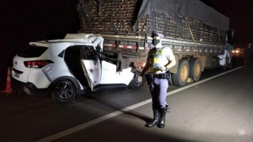 Batida entre carro e caminh�o deixa v�tima fatal na Rodovia Assis Chateaubriand, em Indiana