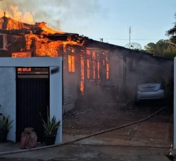 Devido a curto em ventilador, casa pega fogo no distrito de Porto Primavera, em Rosana