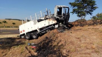 Caminh�o carregado de diesel pega fogo ap�s invadir trevo e subir em barranco na SP-294