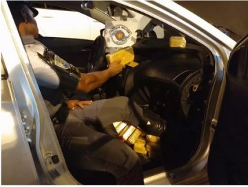 Pol�cia Rodovi�ria encontra 16 kg de crack em painel eletr�nico de carro e barbeiro � preso em flagrante