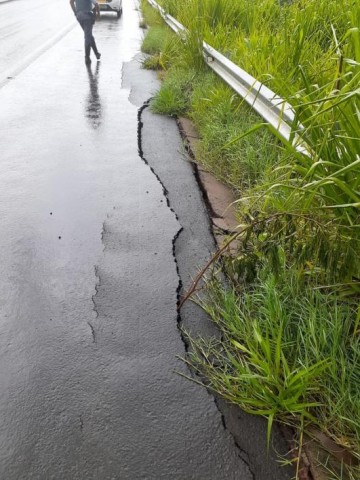Asfalto cede em decorr�ncia das chuvas em trecho de acostamento da Rodovia Assis Chateaubriand