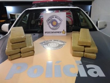 Fiscaliza��o encontra flores de maconha em blusa e gar�om acaba preso com mais de 12 quilos da droga