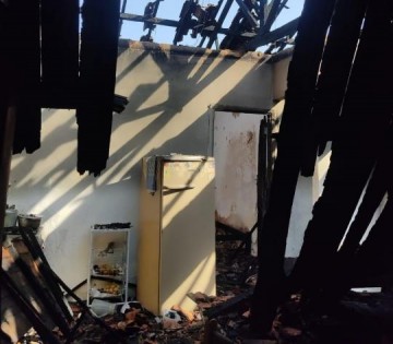 Mulher � presa acusada de amea�ar pai de 68 anos e provocar inc�ndio que destruiu casa de idoso