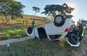 Carro capota em trecho da Rodovia Raposo Tavares em �lvares Machado
